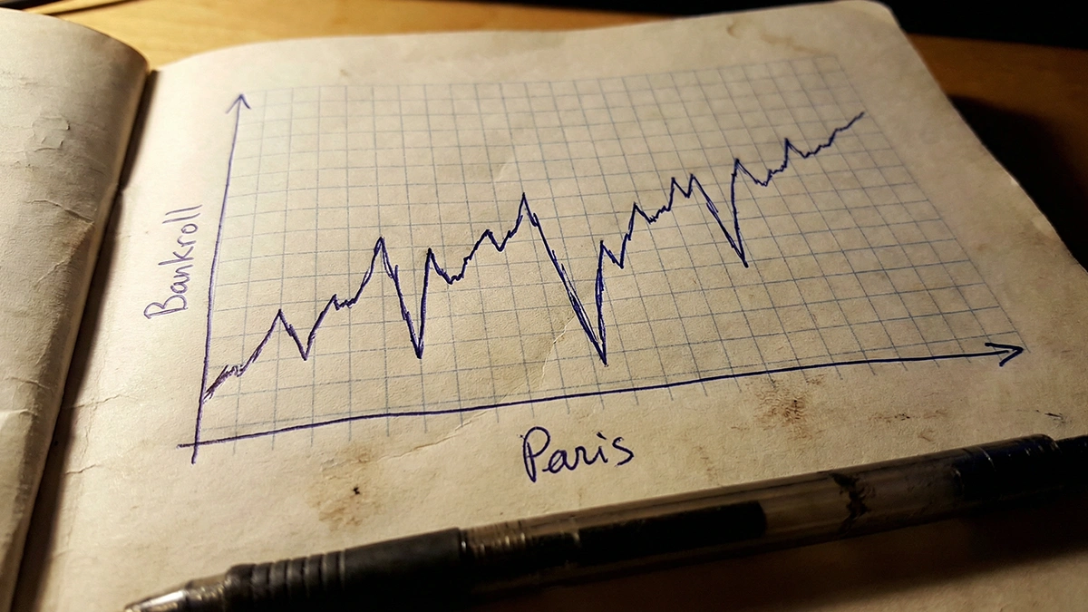 Graphique simple dessiné à la main sur un carnet montrant une ligne fluctuante avec une tendance positive